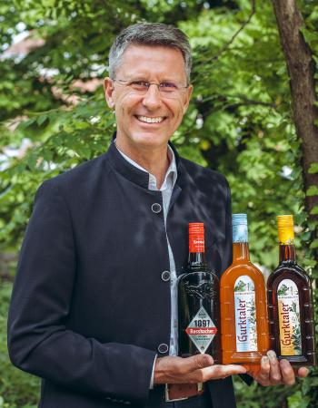 Wolfgang Spiller mit Gurktaler und Rossbacher Flaschen